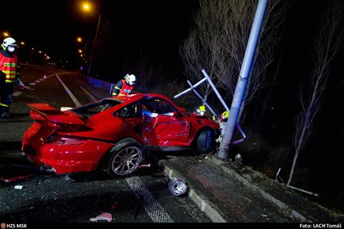 V Ostravě v noci havarovalo Porsche, hasiči museli vyprostit zaklíněného spolujezdce