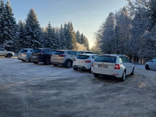 Nepovolené parkování ohrožuje dopravu: Policie zasahovala 