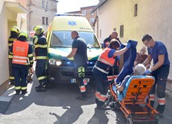 Z hořícího bytu v domě pro seniory v Chebu  hasiči zachránili dva seniory