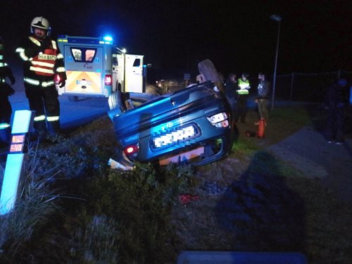 Řidička v noci skončila s autem na střeše