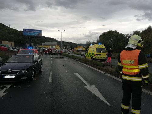 Dopravní nehoda dvou osobních aut 