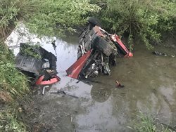 V osobním vozidle převráceném do Sázavy zůstaly zaklíněny dvě osoby