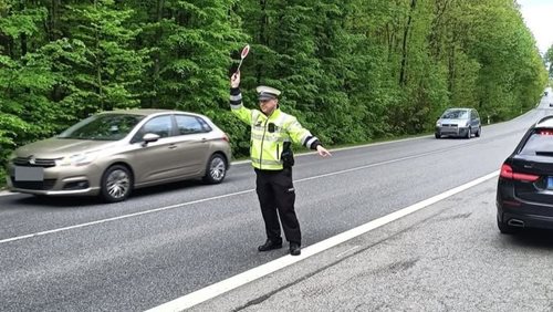 Policisté během kontrol pomohli matce s dítětem v ohrožení