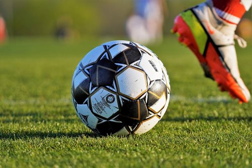 Napadení brankáře i ničení stadionu. Policie vyhodnocuje desítky záznamů z derby
