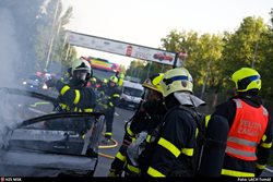Při dvou nedělních požárech osobních vozidel vznikla škoda přesahující 100 tisíc korun