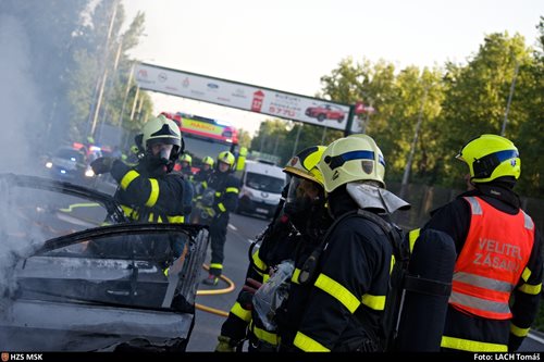 Při dvou nedělních požárech osobních vozidel vznikla škoda přesahující 100 tisíc korun