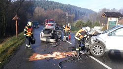 Jedním zraněním skončila ranní nehoda tří osobních aut