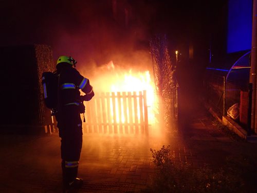 Hasiči ochránili fasádu rodinného domu a skleník při požáru auta a tújí