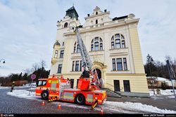 Hasiči shazovali sníh a led ze střechy slezskoostravské radnice