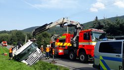 Bizon vyprošťoval scanii z příkopu