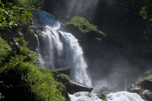 Turistku pod vodopádem zasáhl uvolněný kámen. Horská služba připomíná důležitá pravidla