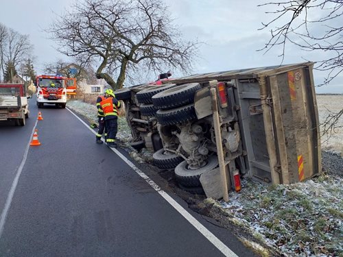 Nákladní vůz se převrátil mimo silnici. Provoz musel být veden jen jedním pruhem