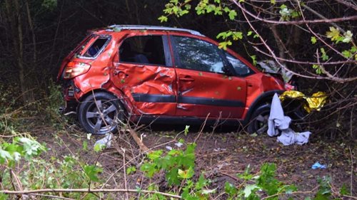 Tragédie na cestě: Auto sjelo ze silnice a spadlo ze strmého srázu