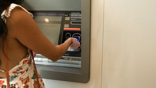 Seniorce postupně odčerpala z účtu přes 100 tisíc. Kartu měla brát při návštěvách