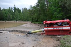 Hasiči čerpali vodu z přehrady na Opavsku a čistili odtok v narušené hrázi