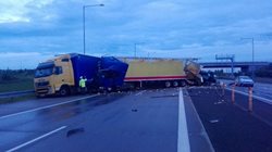 Nehoda tří kamionů dnes k ránu zablokovala Pražský okruh ve směru na Brno