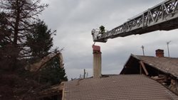 Hledání člověka v sutinách domku v Českém Těšíně se protáhlo přes noc VIDEO/FOTO