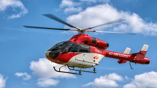 Motorkářka vyjela v zatáčce ze silnice a narazila do skály. Do nemocnice ji transportoval vrtulník