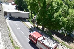 Kamion blokoval provoz v Lokti, hrozil i pád vozidla na koleje