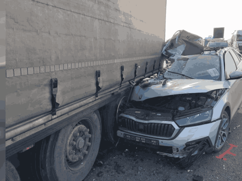 Náraz do stojícího kamionu skončil bez vážných zranění