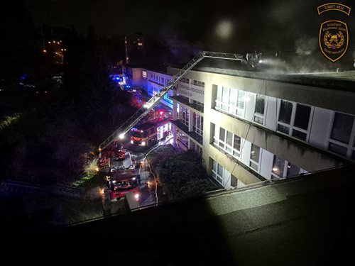 Požár střechy školy si vyžádal zásah třinácti jednotek. Hasiči pracovali až do noci