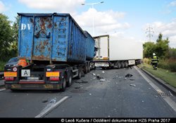 Nehoda pěti kamionů zablokovala dopravu v Kbelské ulici v Praze