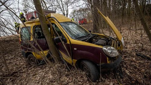 Náraz do stromu skončil vážným zásahem záchranářů