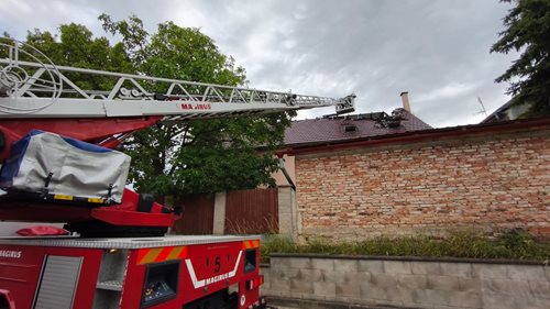 Požár podkroví zaměstnal hasiče ze dvou krajů. Pět lidí muselo opustit domov
