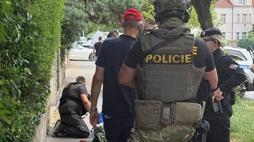 Muž se zbraní mířil k učilišti. Do rozsáhlého pátrání se zapojily desítky policistů
