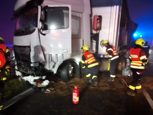Série nehod ochromila dálnici: Hasiči vyprošťovali zraněné z dodávky, jedna osoba zemřela