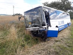 Osm zraněných po střetu autobusu s osobním autem na Benešovsku
