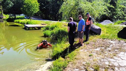 Rozsáhlé pátrání po seniorovi skončilo šťastně. Hasiči nasadili dron i potápěče