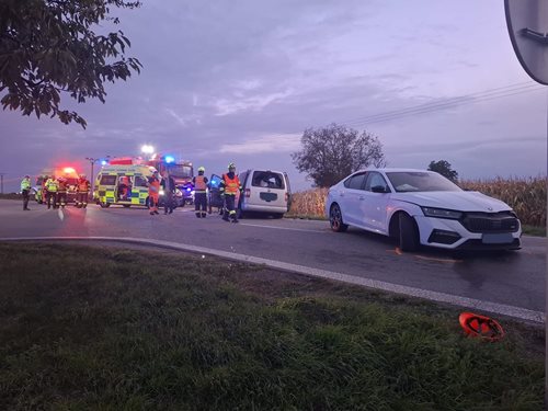 Hromadná nehoda ráno zablokovala silnici, pět zraněných vyžadovalo zásah hasičů