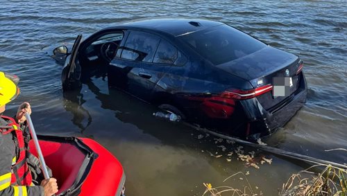 Auto sjelo do rybníka. Vůz byl téměř celý pod vodou, řidič stihl uniknout