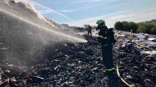 Rozsáhlý požár skládky zaměstnal hasiče