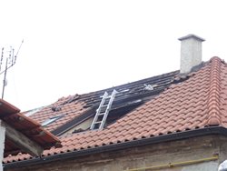 Požár střechy domu v Berouně