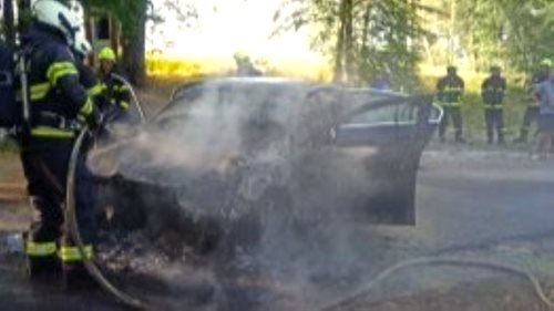 Plameny během chvíle pohltily motor auta. Hasiči zabránili rozšíření požáru