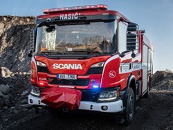Profesionální hasiči v Kladně slavnostně zařadili do výjezdu nový automobil