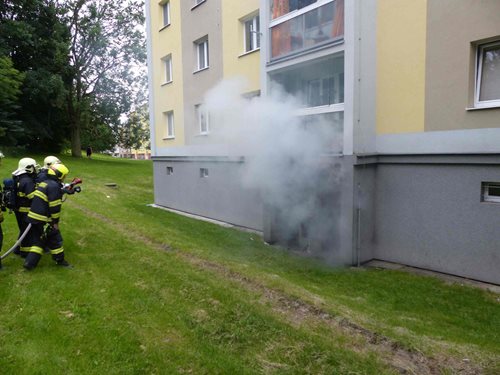 V Chodově hořela přípojky plynu, hasiči museli evakuovat všechny obyvatele domu