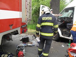 V Plzni hasiči vyprostili zraněného řidiče z dodávky