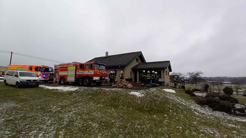 Požár půdního prostoru nad garáží zaměstnal několik hasičských jednotek