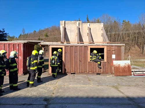 Dobrovolní hasiči trénovali zásah s dýchací technikou