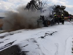 Požár traktoru za sebou zanechal škodu půl milionu korun