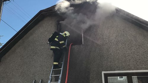 Při požáru podkroví se zranily dvě osoby