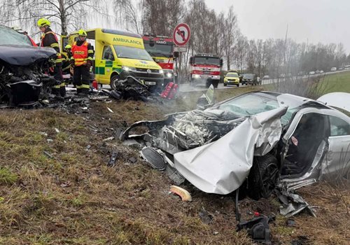 Hydraulické vyproštění po nehodě dvou aut na Trutnovsku