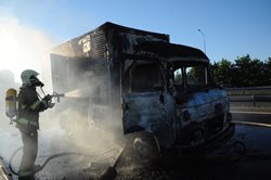 V pražské Michli hořela kabina nákladního vozu, hasiči požár dostali rychle pod kontrolu