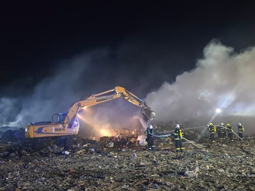 Plameny pohltily skládku: Hasiči bojovali celé hodiny až do noci