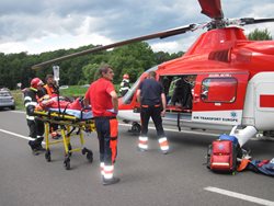 Srážka dvou aut omezila silniční provoz. Jednu zraněnou osobu transportoval do nemocnice vrtulník.