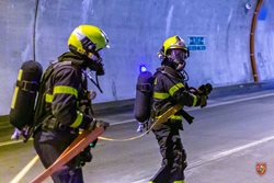 Servisní práce v dálničním tunelu Klimkovice využili hasiči k nácviku likvidace požáru