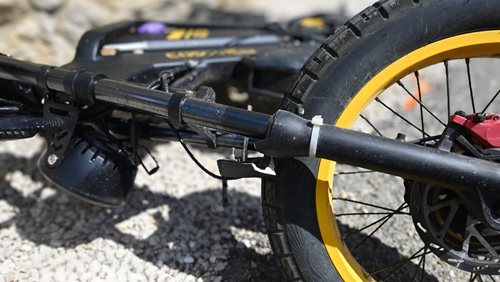 Na elektrokole s téměř třemi promile. Jízda skončila nárazem do kamenné zdi